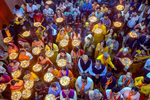 父母们去“muhurat”生孩子，恰逢拉姆拉拉偶像献祭